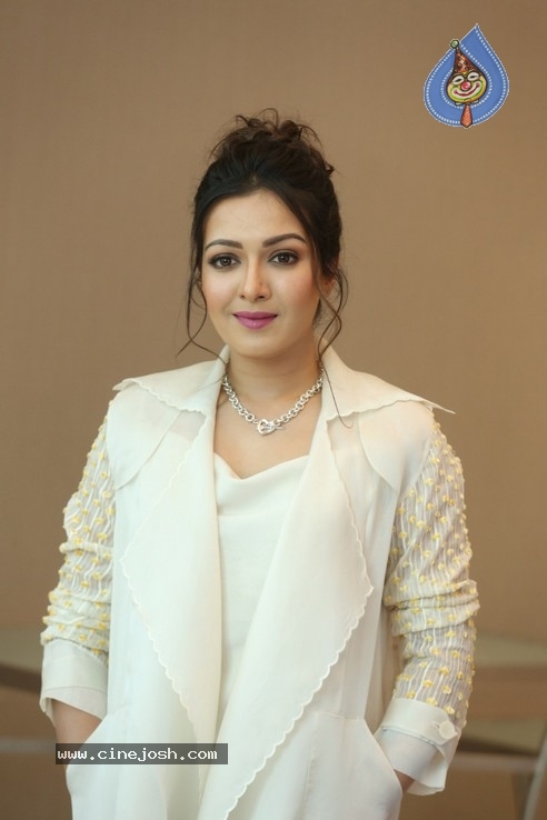 Catherine Tresa Stills - 11 / 20 photos