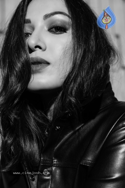 Catherine Tresa Stills - 4 / 13 photos