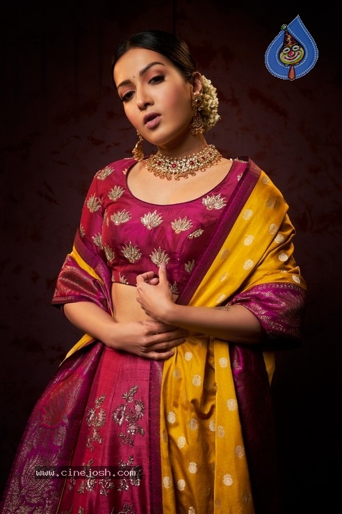 Catherine Tresa Stills - 11 / 13 photos