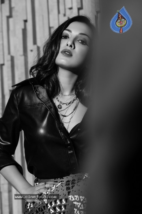 Catherine Tresa Stills - 13 / 13 photos