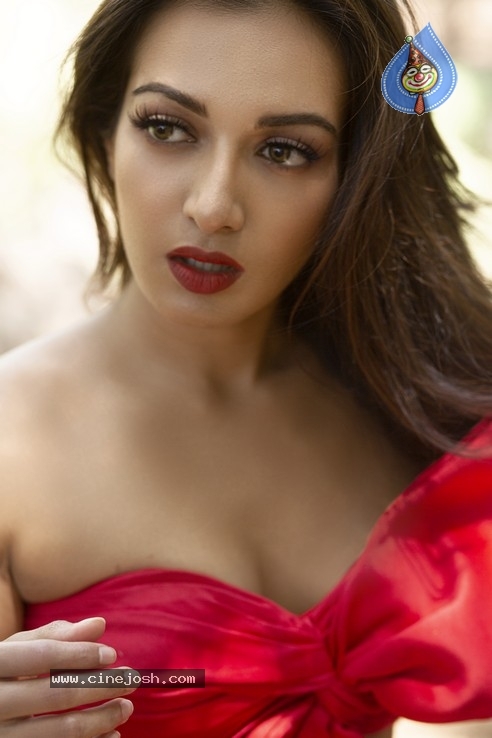 Catherine Tresa Stills - 1 / 6 photos