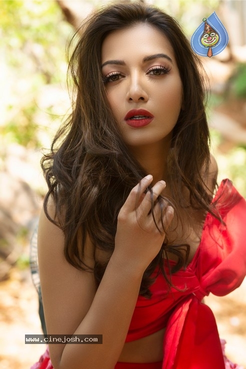 Catherine Tresa Stills - 6 / 6 photos