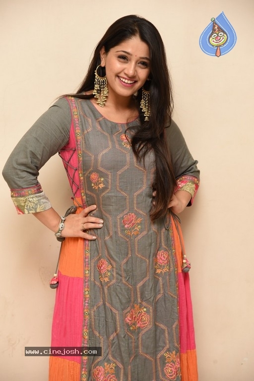 Chandni Bhagwanani Gallery - 13 / 21 photos