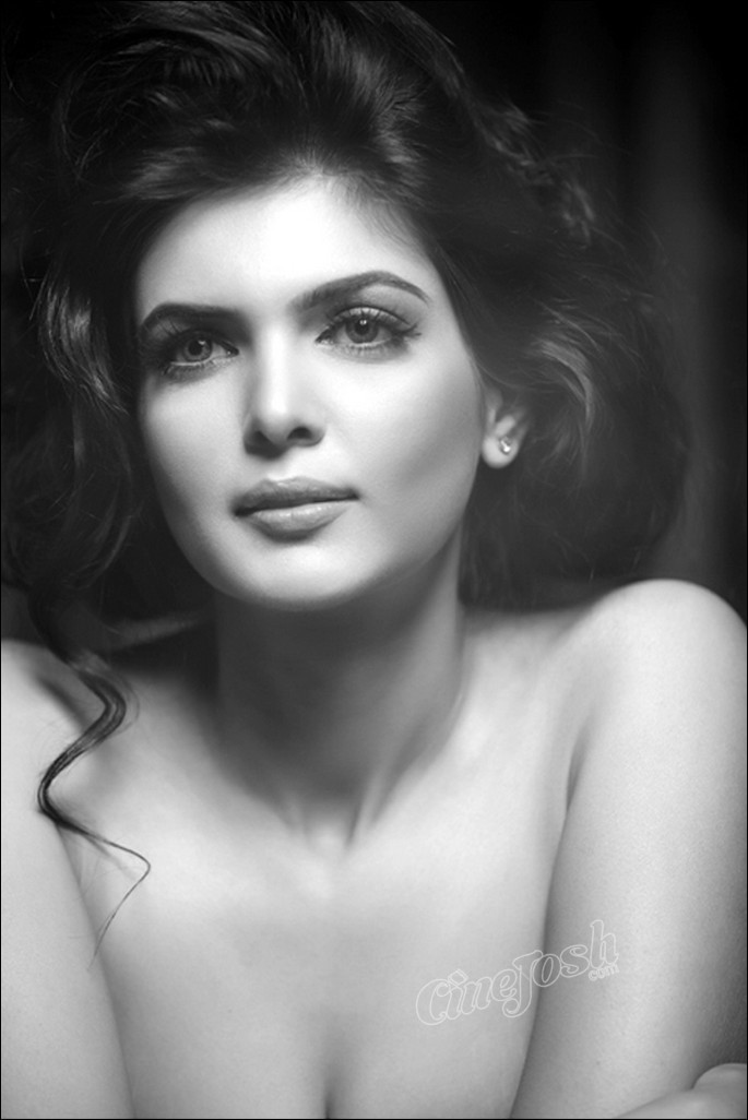Charan Dhillon Hot Stills - 12 / 27 photos