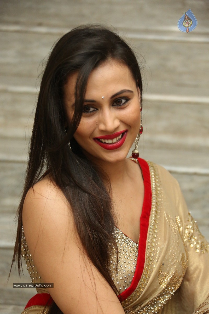 Simran Kapoor Stills - 19 / 96 photos