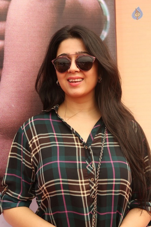 Charmi New Images - 17 / 33 photos
