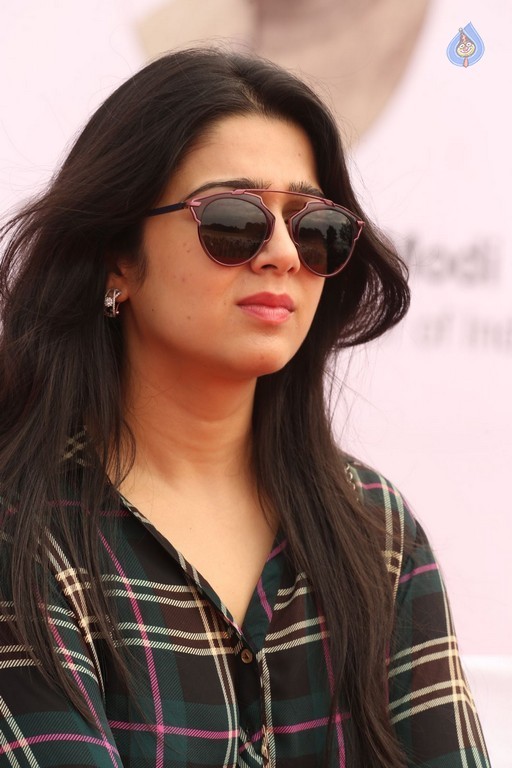 Charmi New Images - 23 / 33 photos