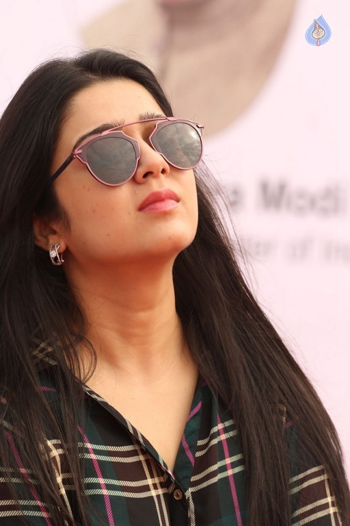 Charmi New Images - 24 / 33 photos