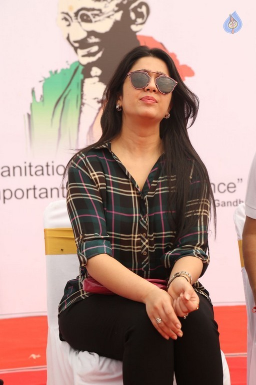 Charmi New Images - 30 / 33 photos