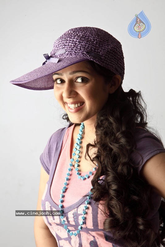 Charmi Stills - Sye Aata Movie - 13 / 21 photos