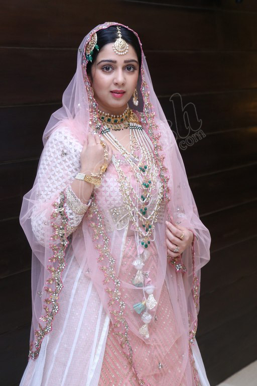 Charmy Kaur New Pics - 18 / 24 photos