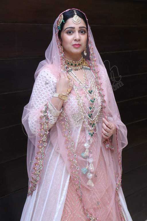 Charmy Kaur New Pics - 19 / 24 photos