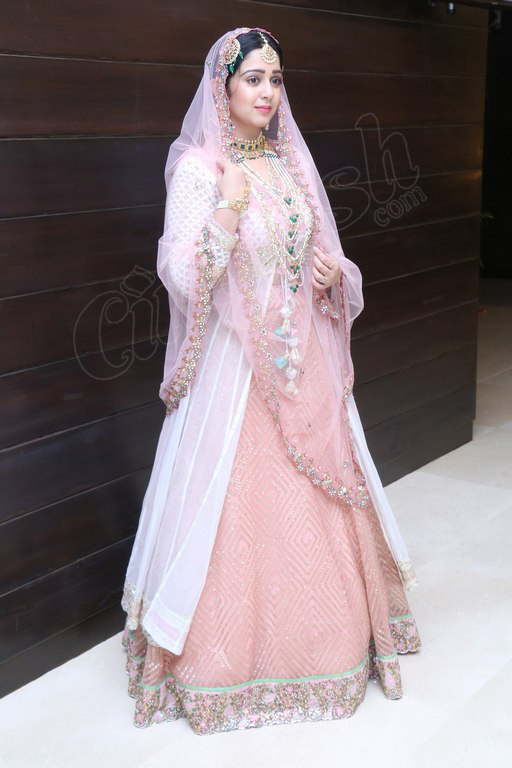 Charmy Kaur New Pics - 21 / 24 photos