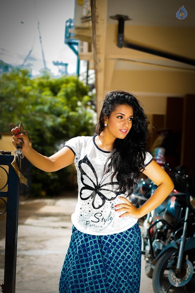 Chetana Uttej New Stills - 4 / 20 photos