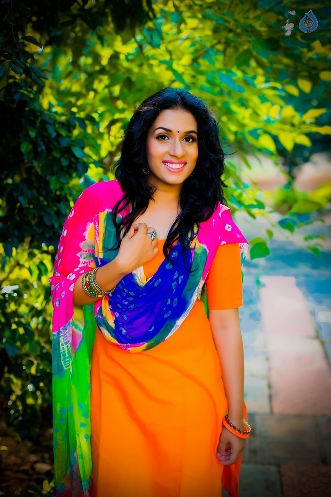 Chetana Uttej New Stills - 14 / 20 photos