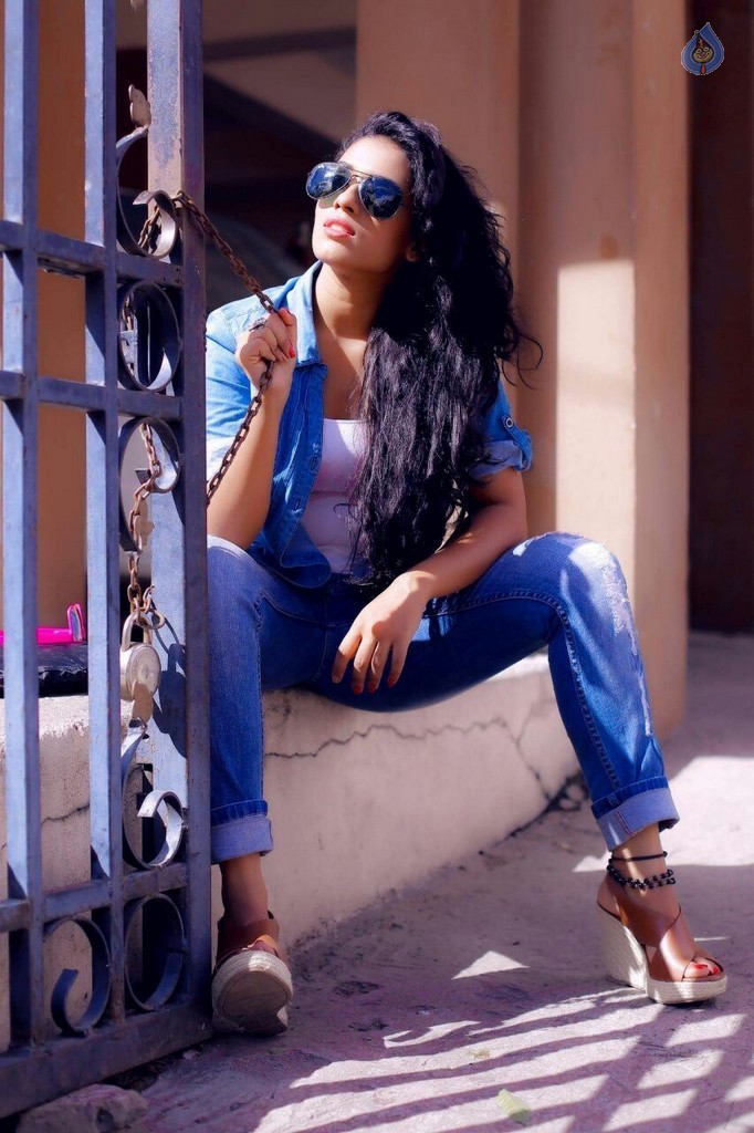 Chetana Uttej New Stills - 15 / 20 photos