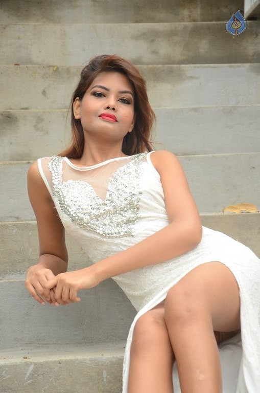 Clara Fernandes New Photos - 22 / 29 photos