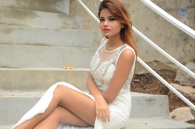 Clara Fernandes New Photos - 23 / 29 photos
