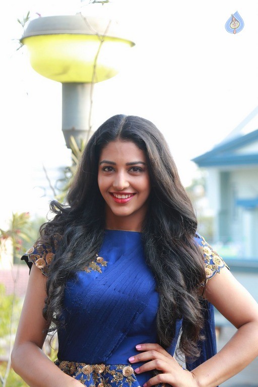 Daksha Nagarkar New Photos - 27 / 42 photos