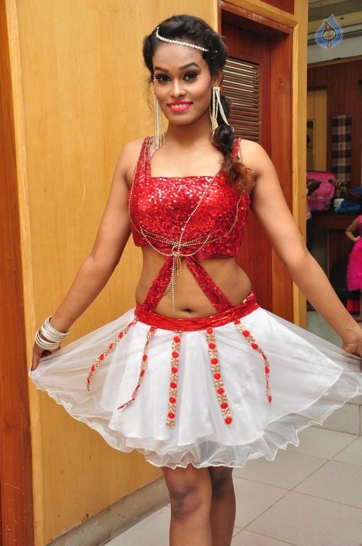 Dancer Nisha New Pics - 12 / 42 photos