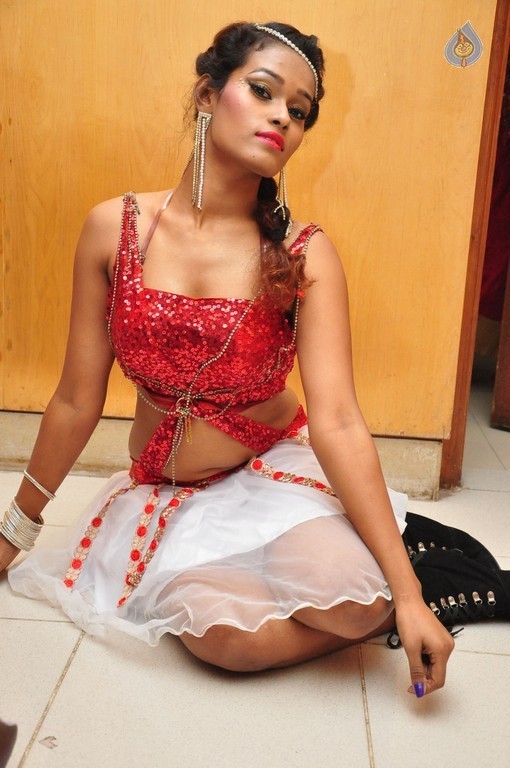Dancer Nisha New Pics - 21 / 42 photos