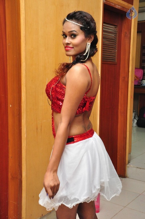 Dancer Nisha New Pics - 31 / 42 photos