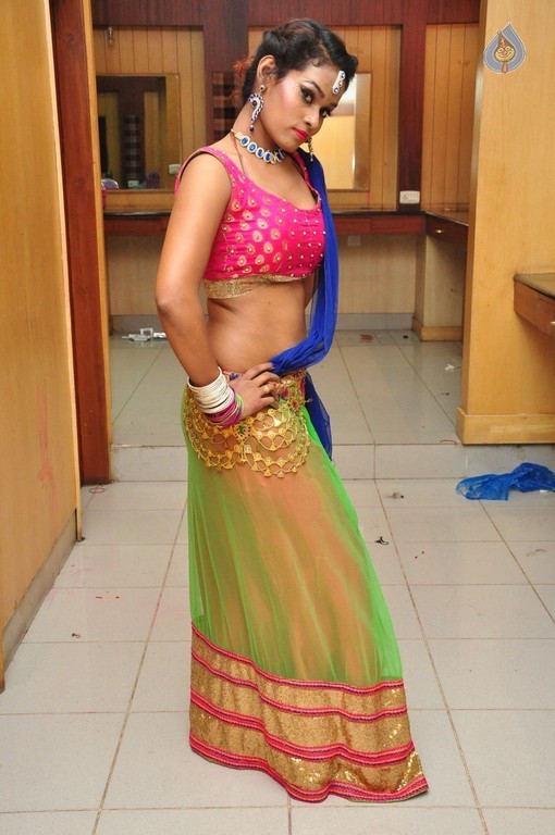 Dancer Nisha New Pics - 32 / 42 photos