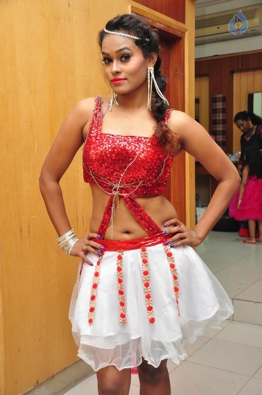 Dancer Nisha New Pics - 33 / 42 photos