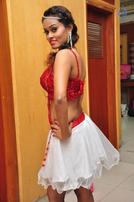Dancer Nisha New Pics - 35 / 42 photos