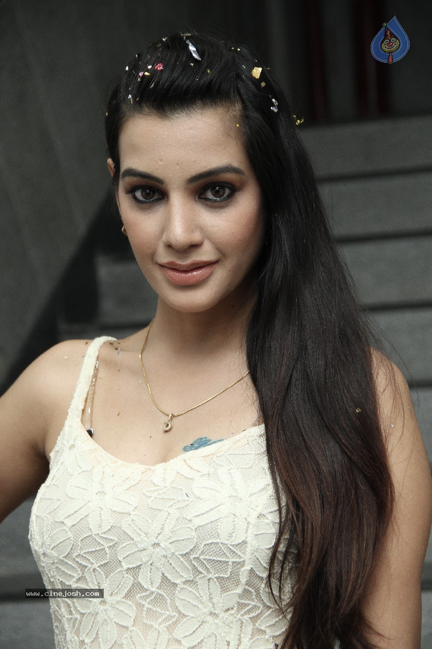 Deeksha Panth Hot Stills - 25 / 57 photos