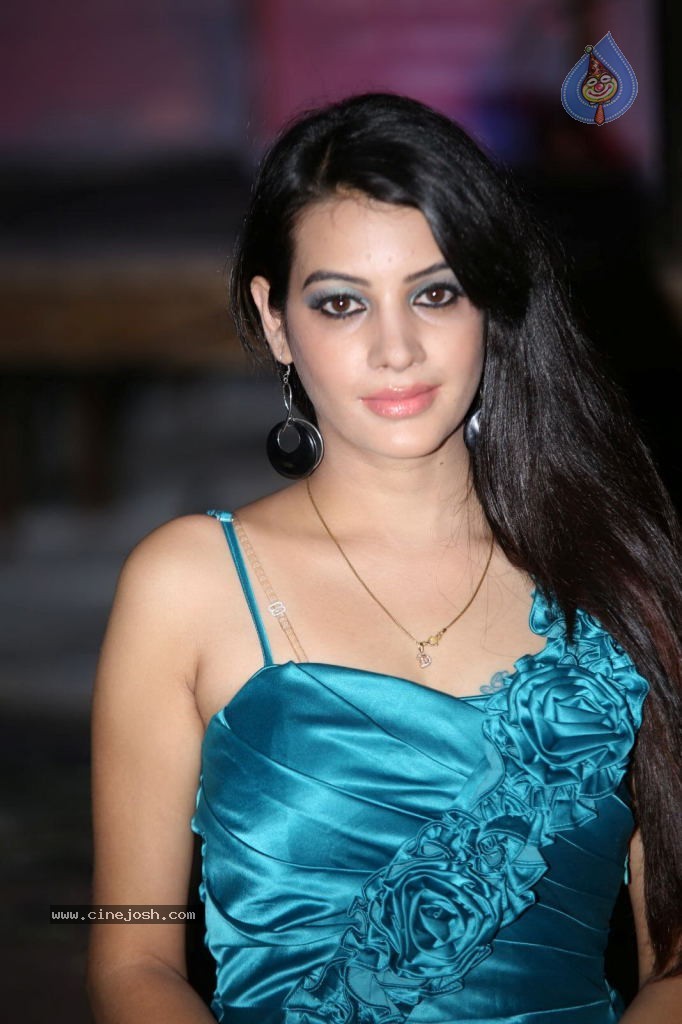 Deeksha Panth Hot Stills - 18 / 101 photos