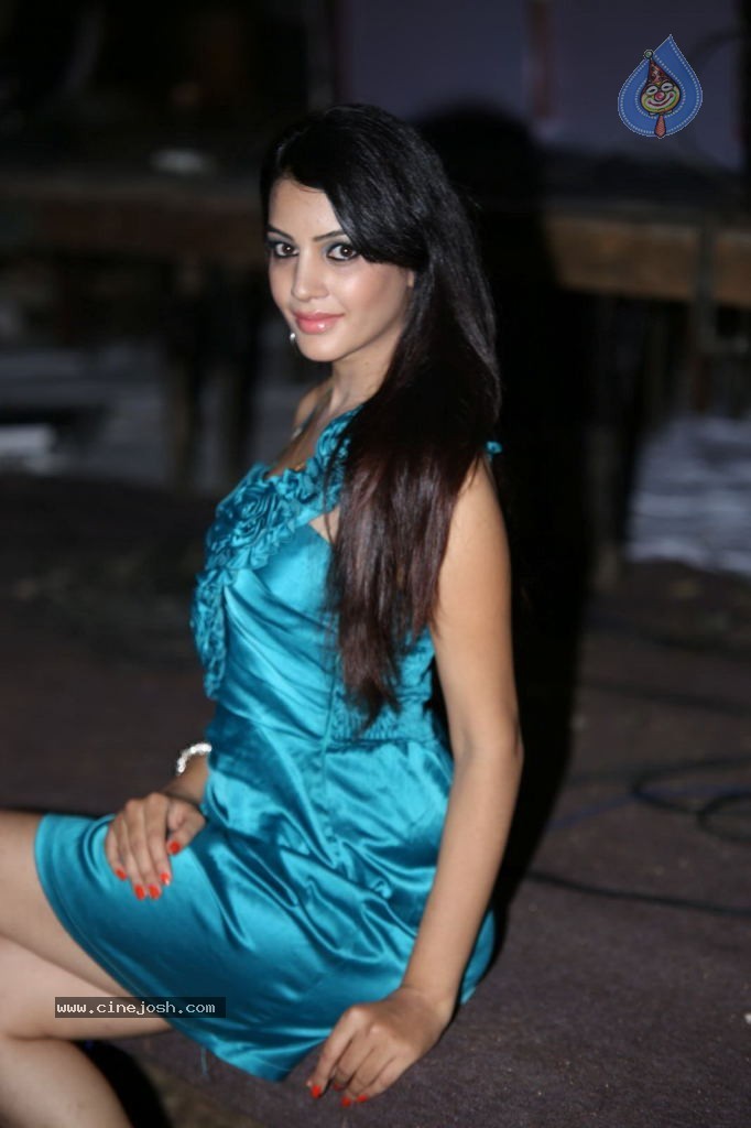 Deeksha Panth Hot Stills - 20 / 101 photos