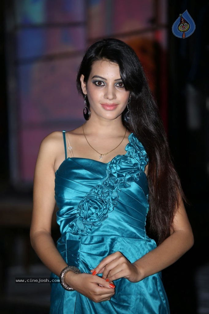 Deeksha Panth Hot Stills - 38 / 101 photos