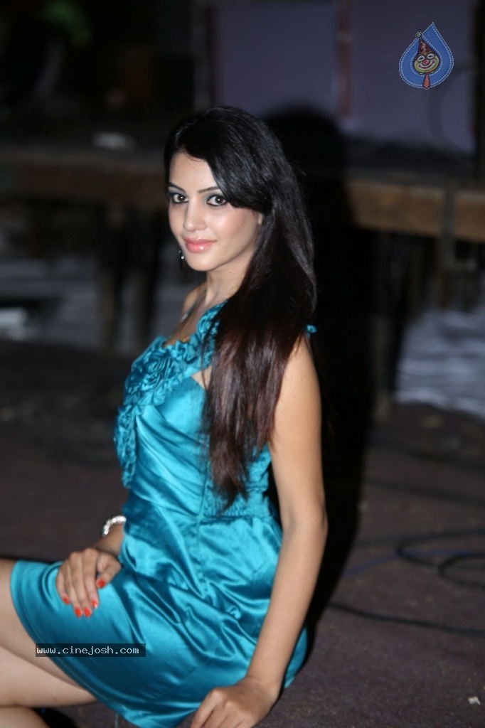 Deeksha Panth Hot Stills - 46 / 101 photos