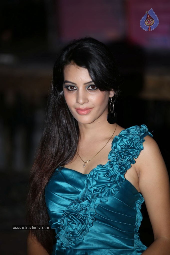 Deeksha Panth Hot Stills - 59 / 101 photos