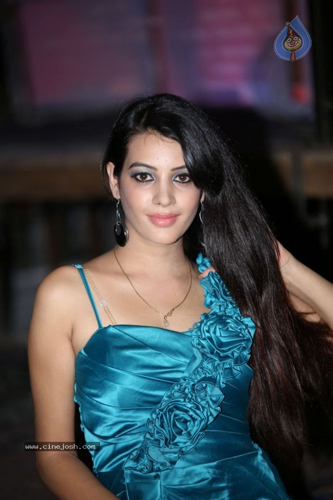 Deeksha Panth Hot Stills - 77 / 101 photos