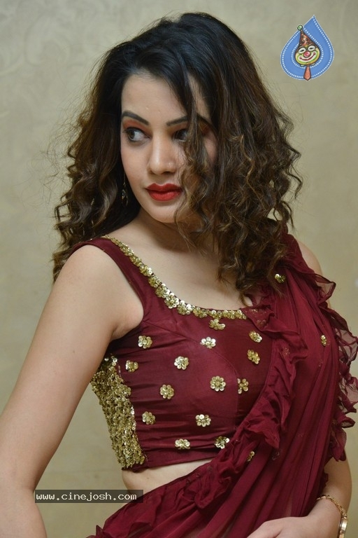 Deeksha Panth Images - 12 / 21 photos