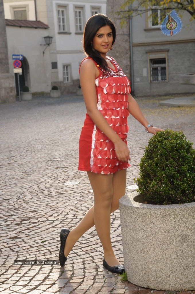 Deeksha Seth Hot Gallery - 12 / 61 photos