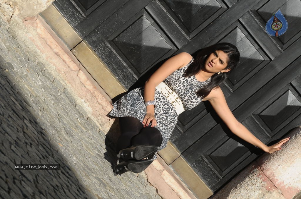 Deeksha Seth Hot Gallery - 26 / 61 photos