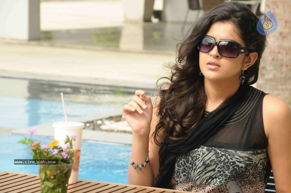 Deeksha Seth Hot Gallery - 32 / 61 photos