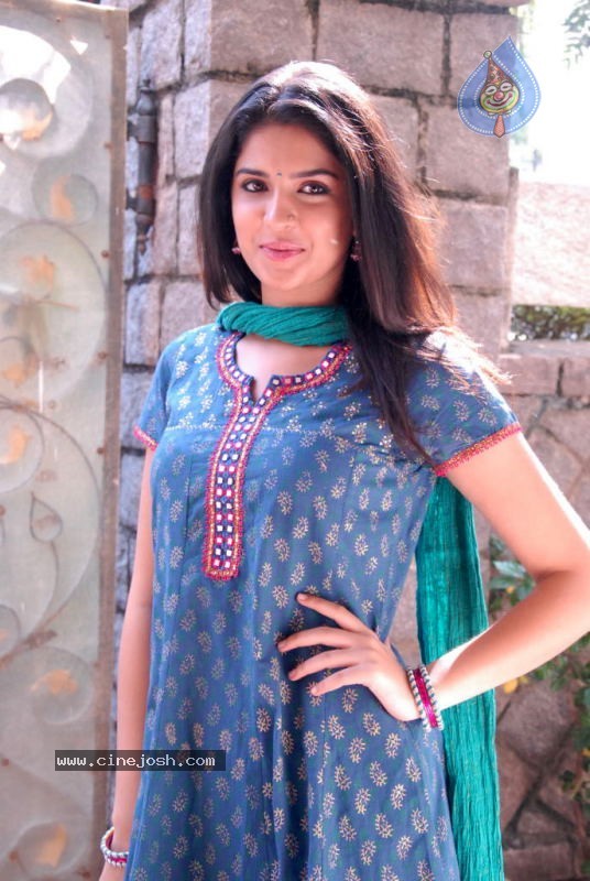 Deeksha Seth Latest Gallery - 14 / 73 photos