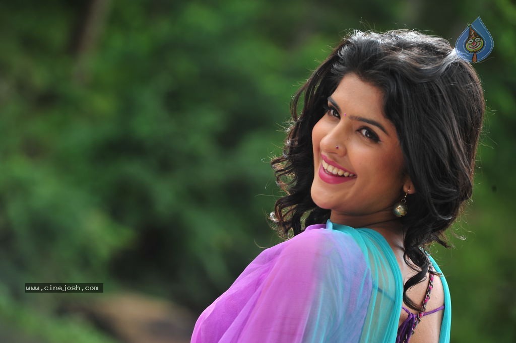 Deeksha Seth Latest Stills - 27 / 48 photos