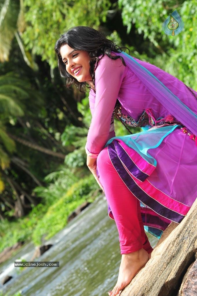 Deeksha Seth Latest Stills - 33 / 48 photos