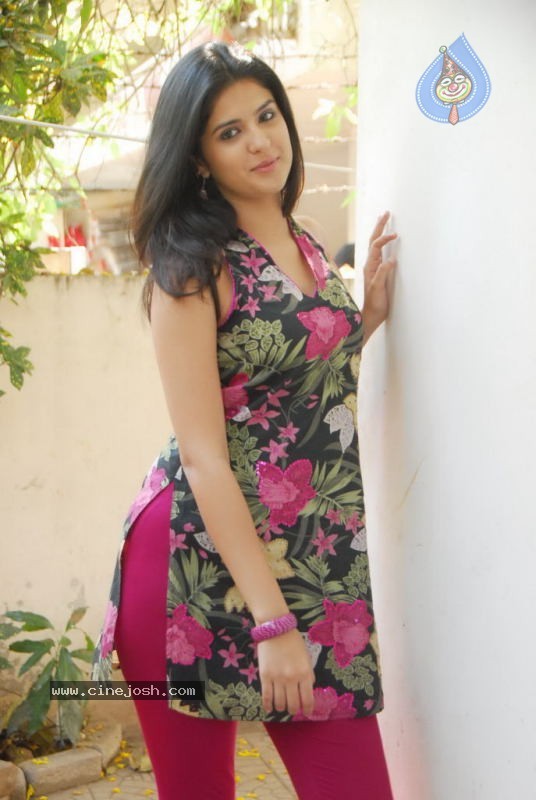 Deeksha Seth New Gallery - 22 / 64 photos