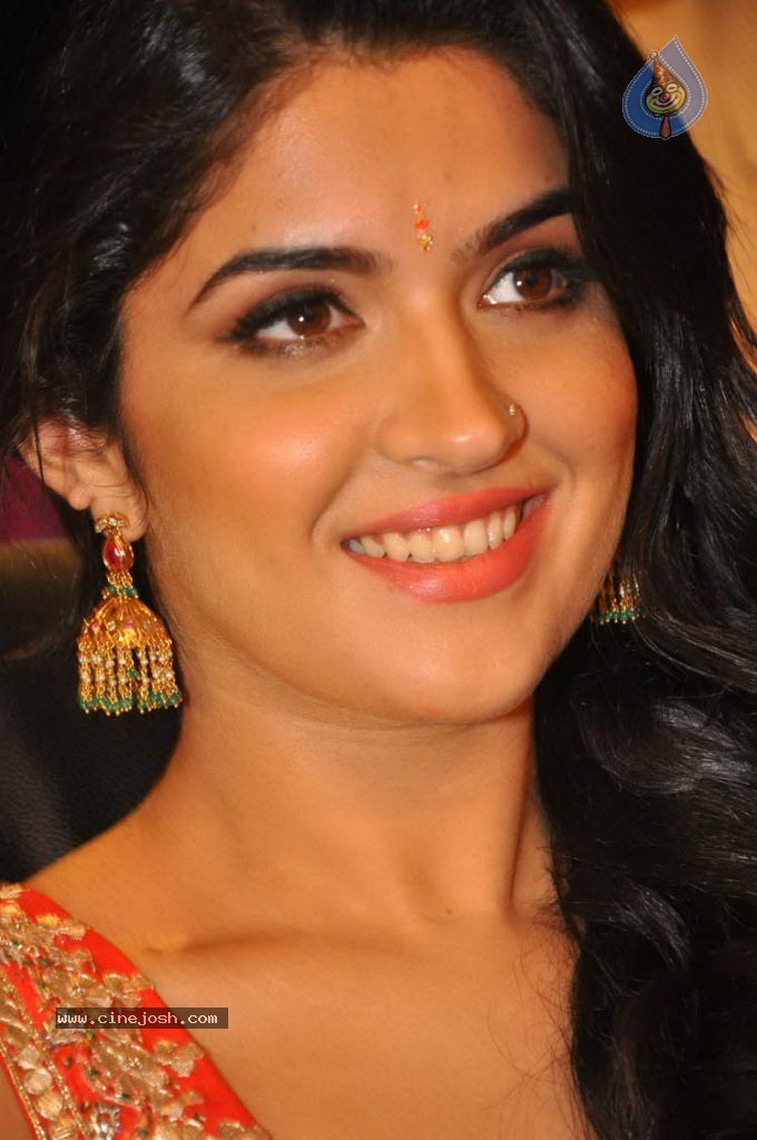 Deeksha Seth New Stills - 8 / 147 photos