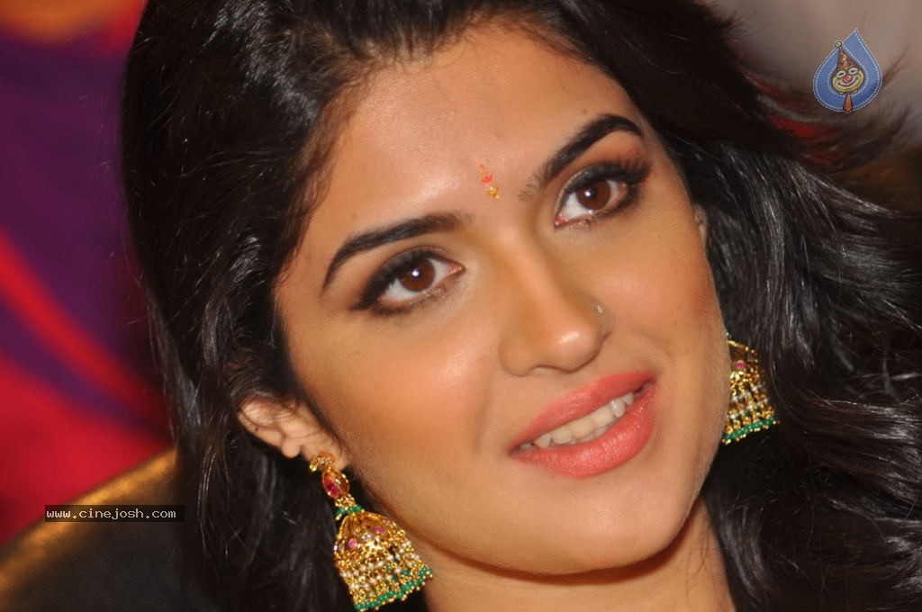 Deeksha Seth New Stills - 10 / 147 photos