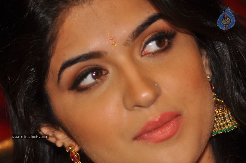 Deeksha Seth New Stills - 17 / 147 photos