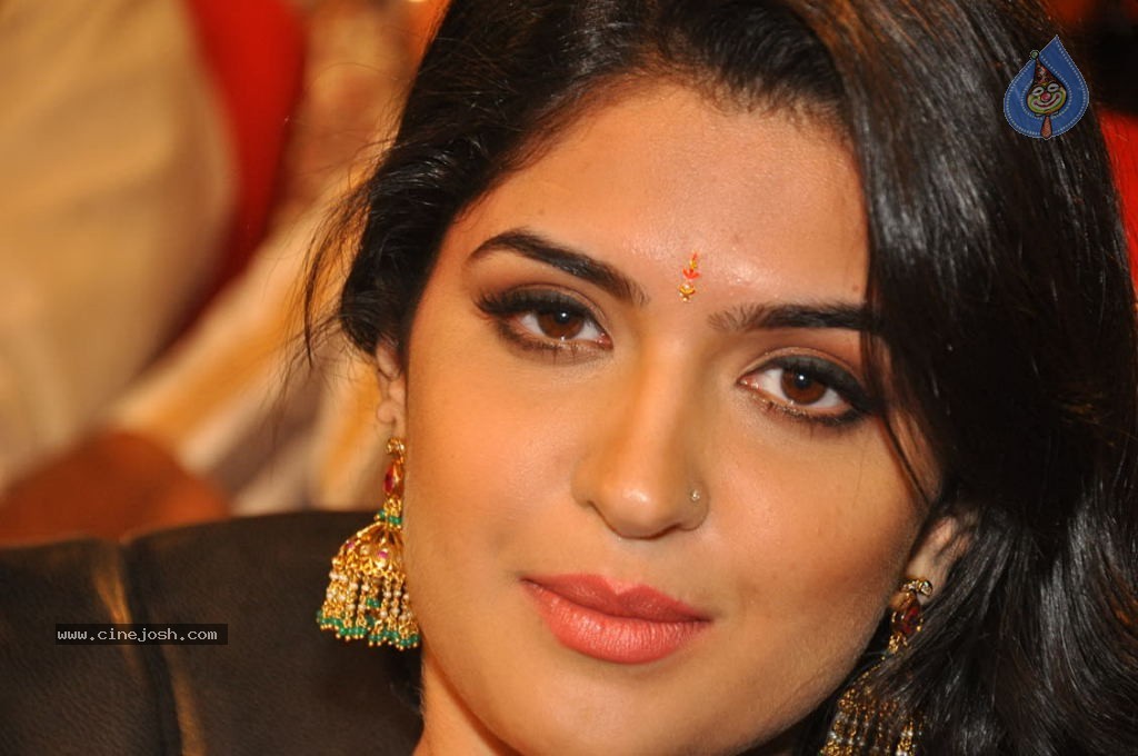 Deeksha Seth New Stills - 20 / 147 photos