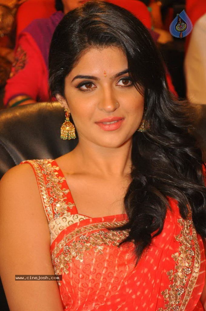Deeksha Seth New Stills - 24 / 147 photos