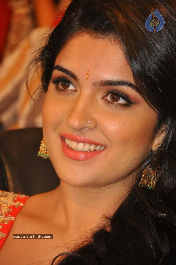 Deeksha Seth New Stills - 26 / 147 photos